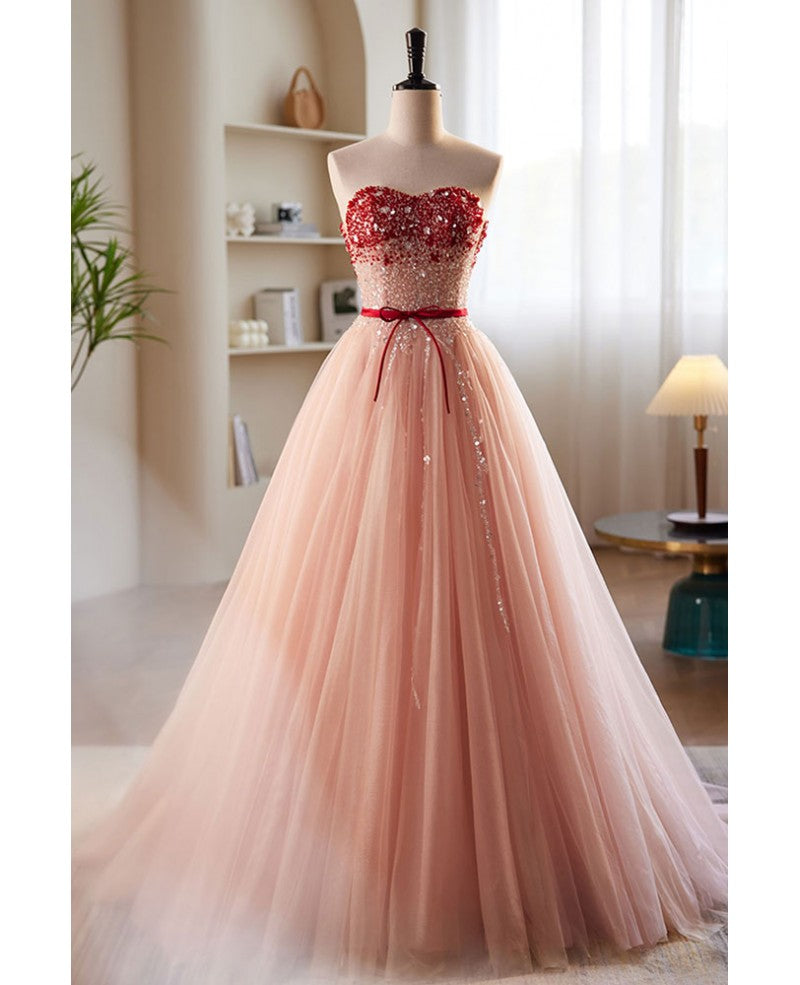 Elegante e dolce abito da ballo in cipria con perline e paillettes, spalle scoperte, maniche corte, fard in cipria, abito da sera in tulle a forma di A, senza schienale e lungo fino ai piedi.